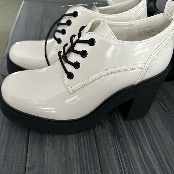 NEW W/TAG! Oxford shoes cream and black bulk heel size 7 NWT - Picture 1 of 4